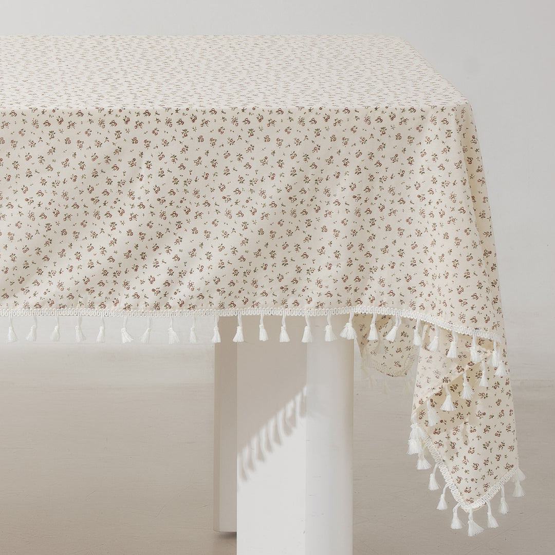 Rechteckige Tischdecke aus Baumwoll-Leinenmischung mit zartem Blumenprint und Quasten