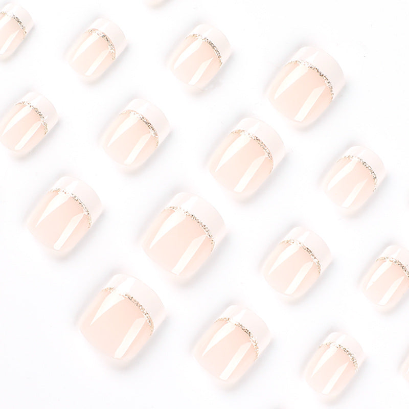 Kunstvolle Nagelverlängerungen mit elegantem French-Tip und Goldakzenten Karnz