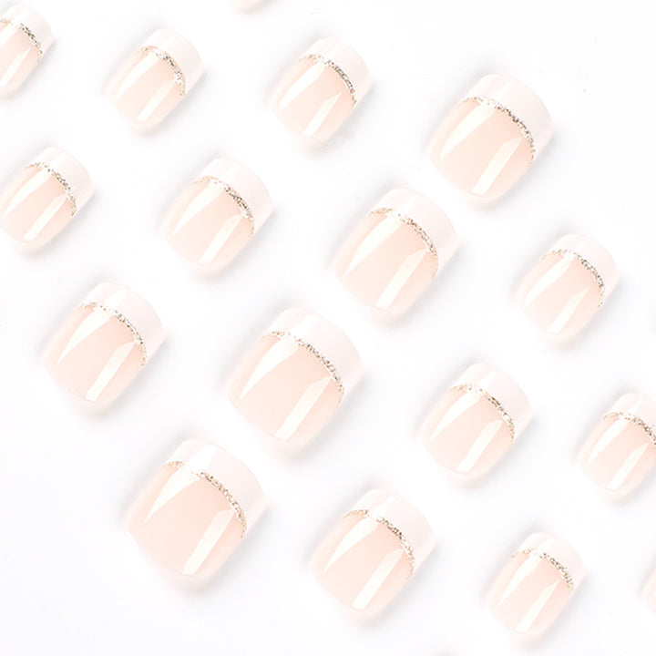 Kunstvolle Nagelverlängerungen mit elegantem French-Tip und Goldakzenten Karnz