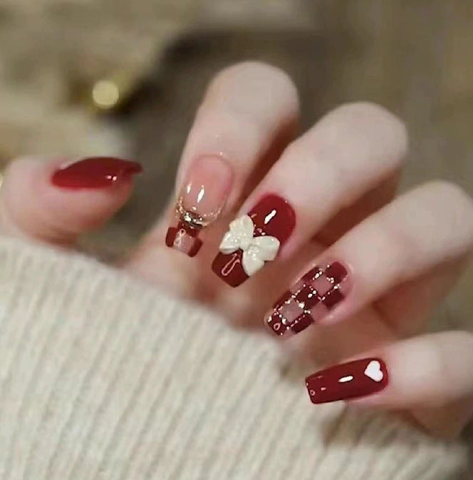 Elegantes Nageldesign mit Perlenverzierung Karnz