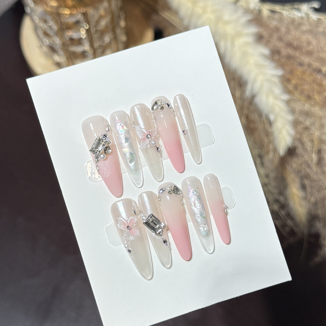 Elegantes Stiletto Press-On Nagelkunst Set mit dekorativen floralen Akzenten Karnz