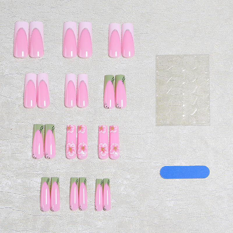 Kunstvolle Nagelspitzen mit floralen Verzierungen Karnz