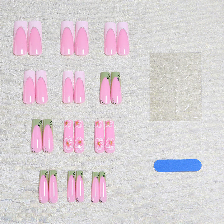 Kunstvolle Nagelspitzen mit floralen Verzierungen Karnz