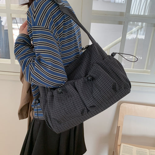 Lässige karierte Schultertasche