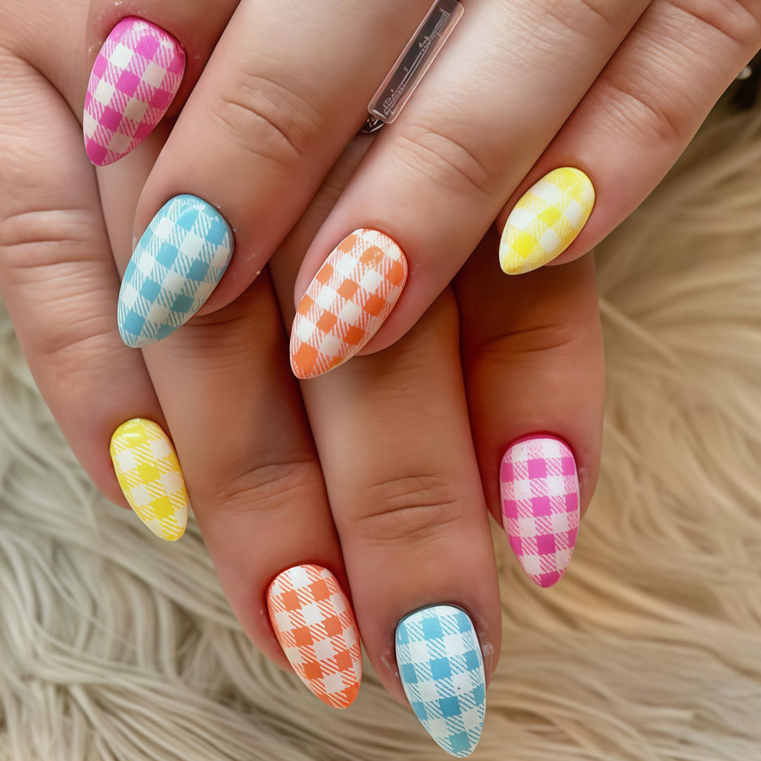 Künstlerische Press-On Nagelspitzen mit kariertem Design Karnz