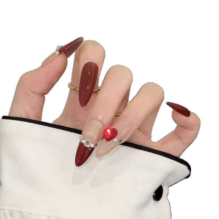 Elegantes Drück-Nagel-Set mit einzigartigen Edelsteindetails
