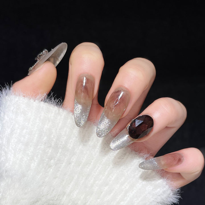 Künstlerisches Press-On Nagelkunst Set mit eleganten Edelsteinakzenten