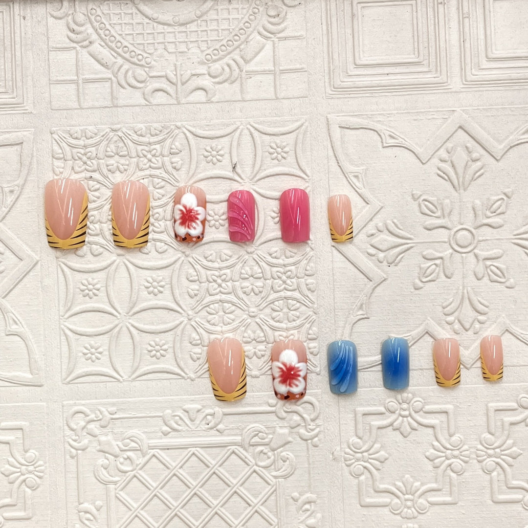 Künstlerisches Press-On-Nagelset mit floralen und Wellenmotiven Karnz