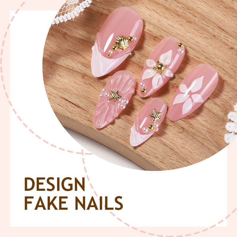 Kreatives Kunstnagelset mit floralen und eleganten Akzenten Karnz