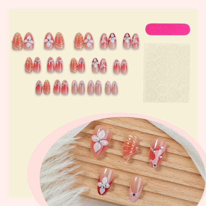 Kunstnagelset mit floralen Verzierungen Karnz
