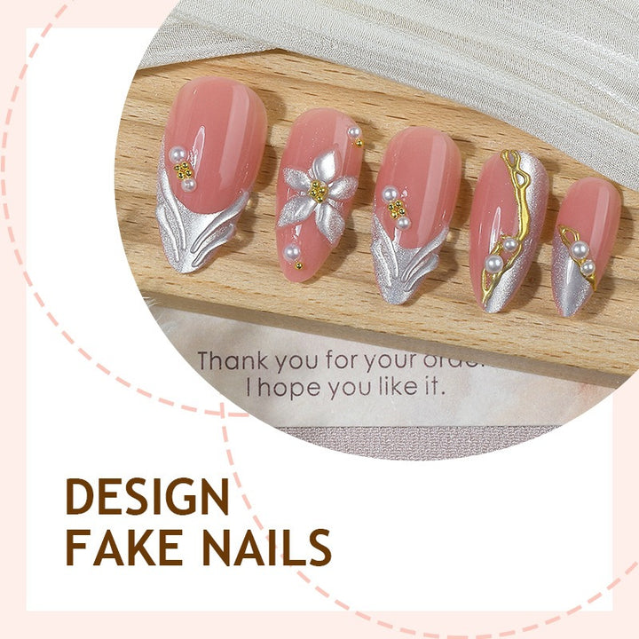 Kreatives Kunstnagelset mit eleganten floralen und glitzernden Verzierungen Karnz