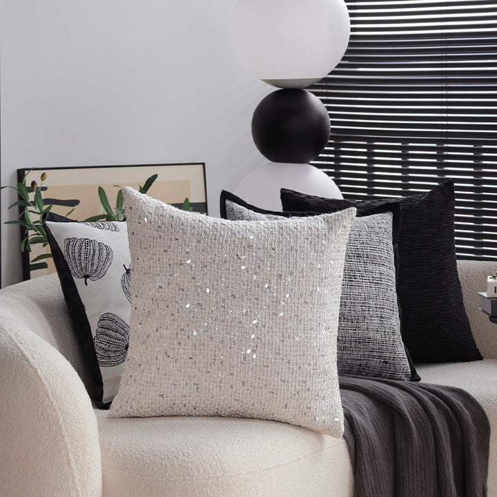 Quadratischer Luxus-Kissenbezug mit glitzernden Pailletten und texturierter Bouclé‑Webung Karnz