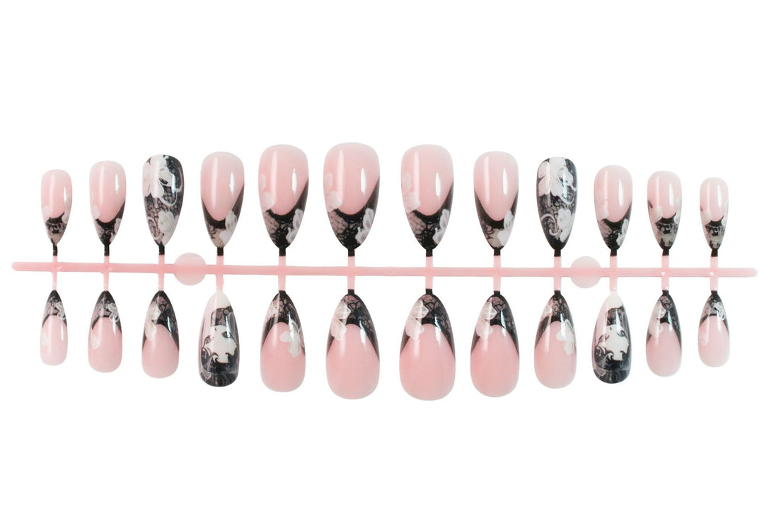 Kunstnagelset mit eleganten Spitzen und floralen Verzierungen Karnz