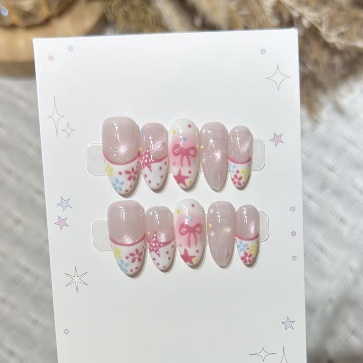 Künstlerisches Press-On Nagelkunst Set mit charmanten Stern- und Schleifendesigns Karnz