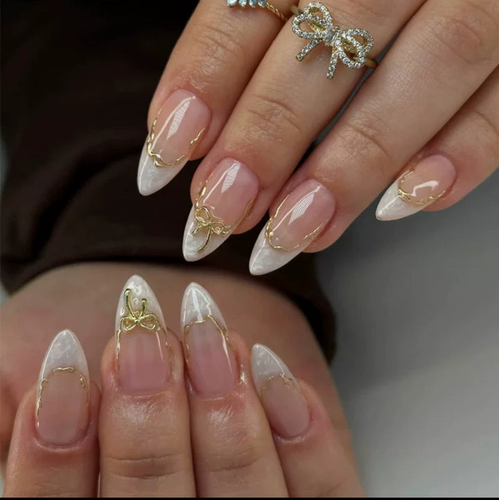 Kunstnägel mit Eleganten Spitzenverzierungen und Goldenen Akzenten Karnz