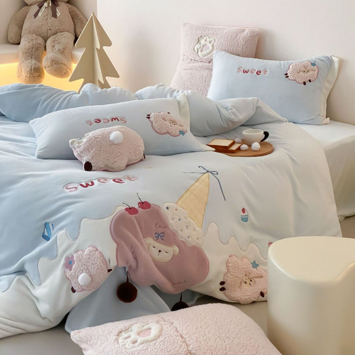 Kinder Cartoon Applikations Baumwolle Bettwäsche Set mit gestepptem Eiscreme Motiv & dekorativem Plüschkissen