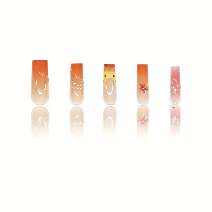 Künstlerische florale Nagelverzierungen Karnz
