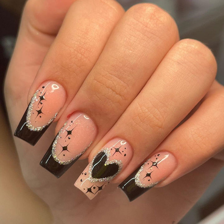 Kunstvolle Nagelverlängerungen mit eleganten Glitzerdetails Karnz