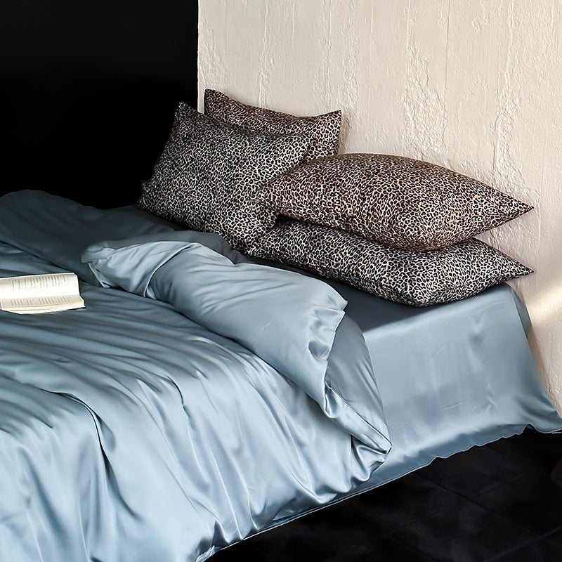 Seidenglänzende Satin-Bettwäschegarnitur mit glattem Fall und Animal-Print-Kissen
