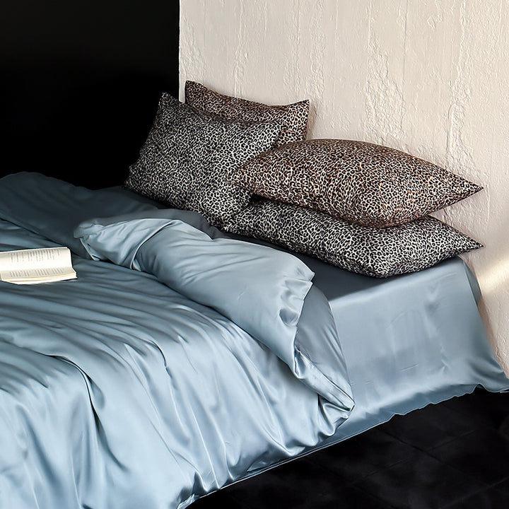 Seidenglänzende Satin-Bettwäschegarnitur mit glattem Fall und Animal-Print-Kissen