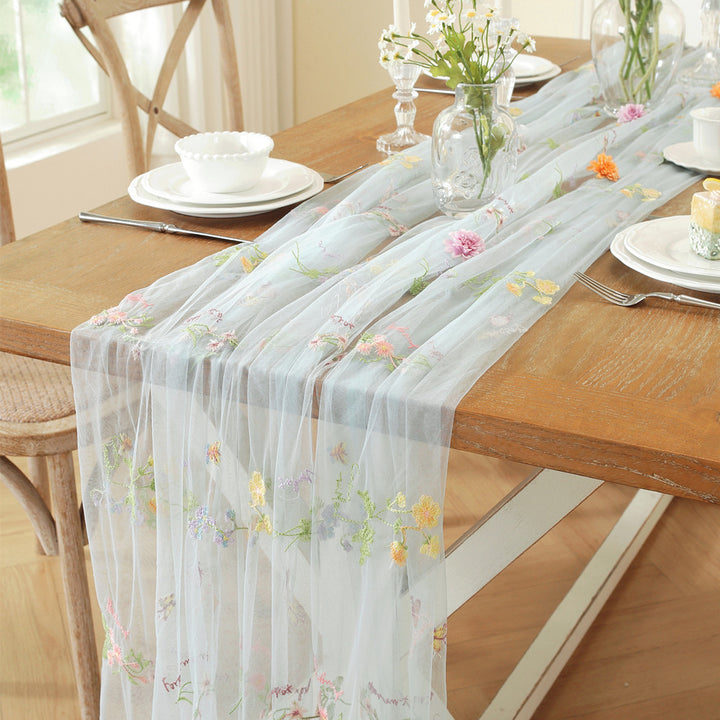 Bestickter Organza Tischläufer