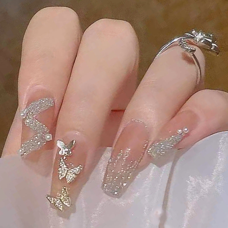 Kunstnägel mit funkelnden Strass- und Schleifenakzenten Karnz