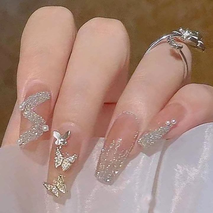 Kunstnägel mit funkelnden Strass- und Schleifenakzenten Karnz