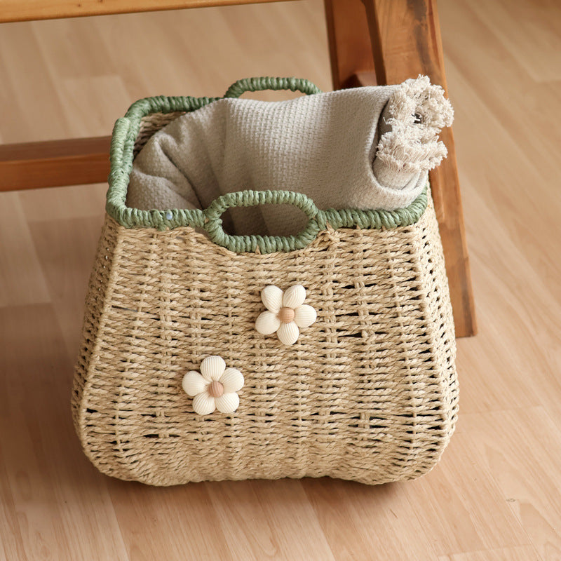 Handgefertigter Korb mit Blumenapplikation Karnz
