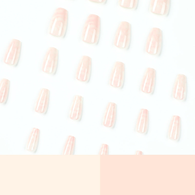 Elegante Nagelverlängerungen mit marmorierten Akzenten Karnz