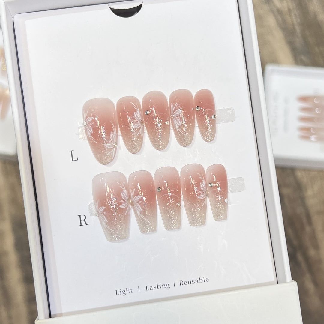 Elegantes blumeninspiriertes Press-On-Nagelset Karnz