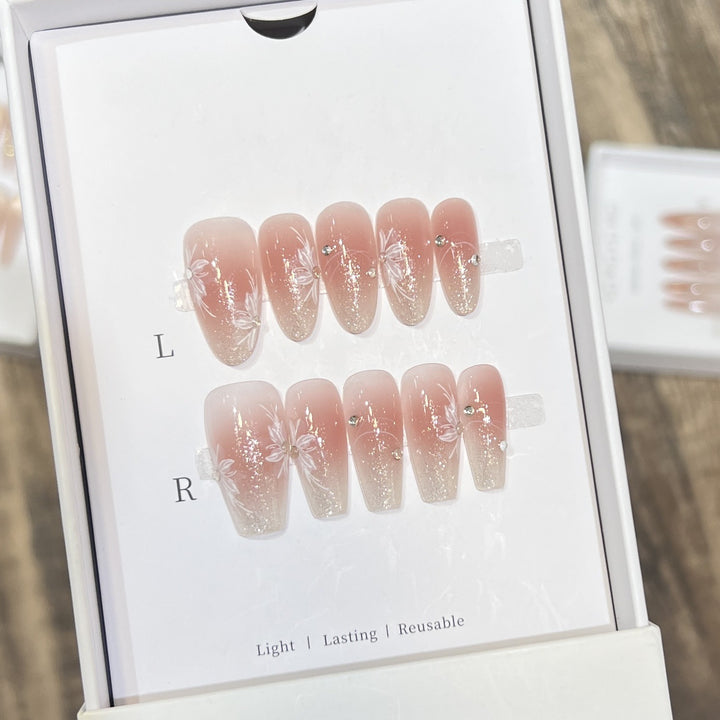 Elegantes blumeninspiriertes Press-On-Nagelset Karnz