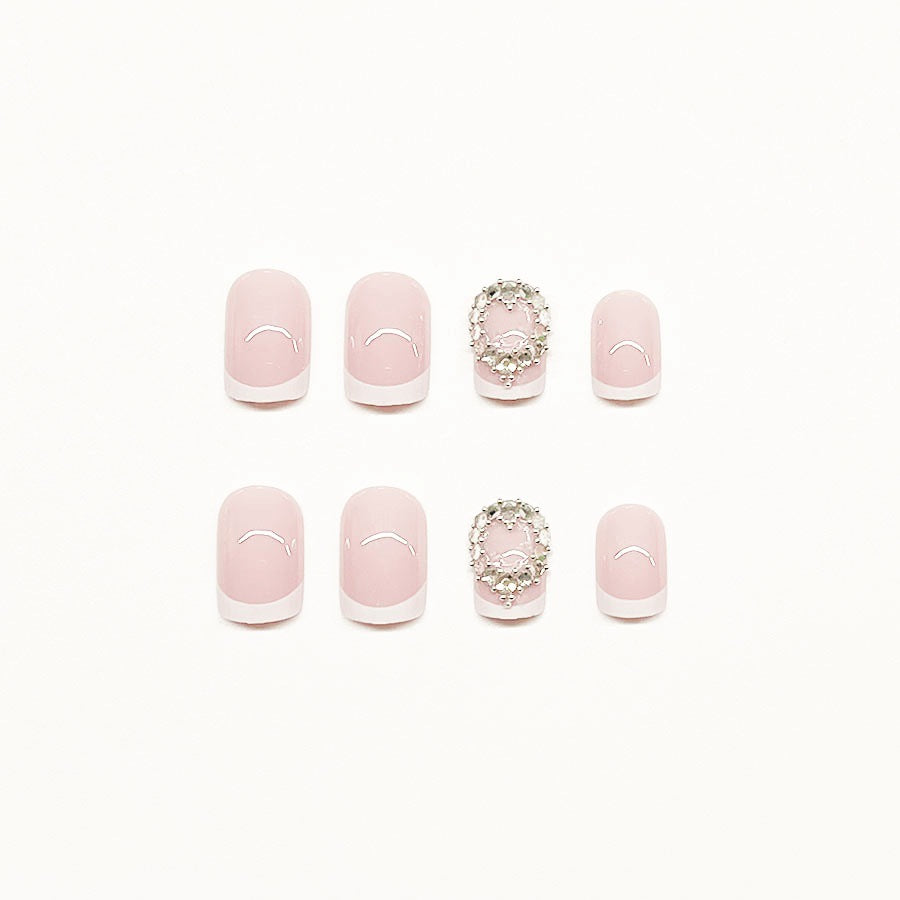 Kunstnagelset mit Elegantem French Design und Strassverzierungen Karnz