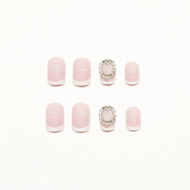 Kunstnagelset mit Elegantem French Design und Strassverzierungen Karnz