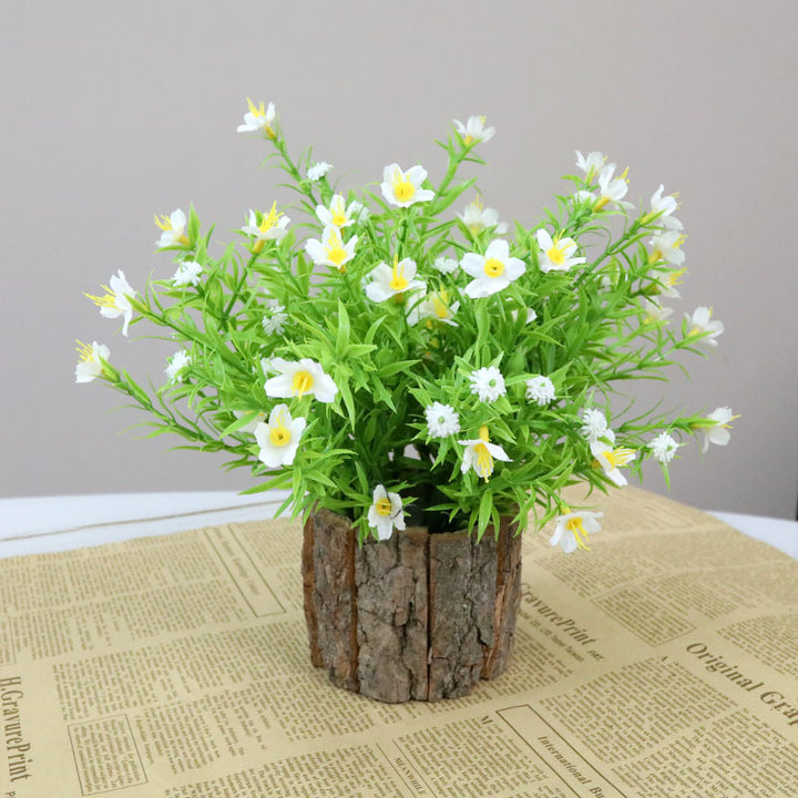 Lebensnahe florale Anordnung mit rustikalem Holztopf