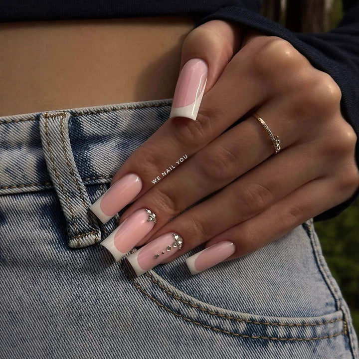 Kunstnagelset mit eleganten French Spitzen und funkelnden Strassakzenten Karnz