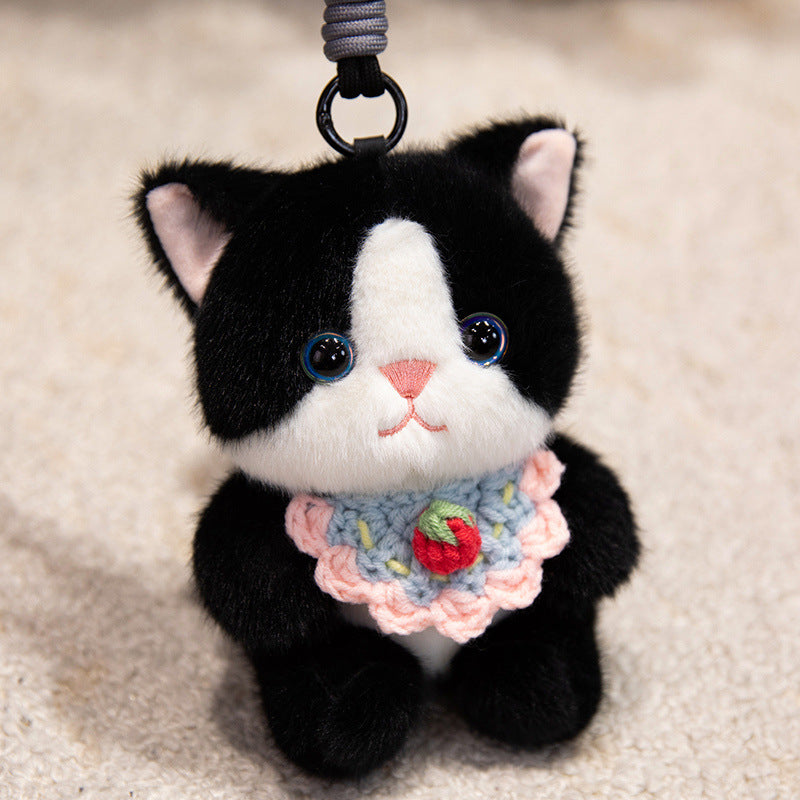 Plüsch-Pinguin Dekorativer Taschencharms mit Häkel-Latz und Feder-Loop-Clip Karnz
