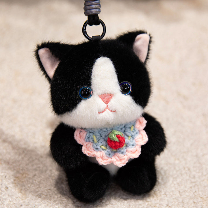 Plüsch-Pinguin Dekorativer Taschencharms mit Häkel-Latz und Feder-Loop-Clip Karnz