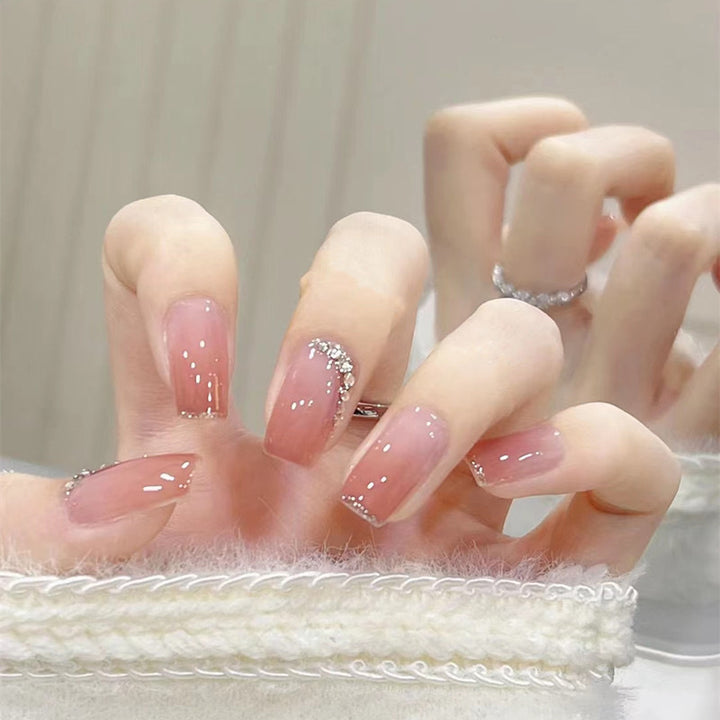 Elegante Ombre Press-On Nagelset mit dekorativen Strassakzenten Karnz