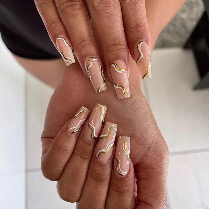 Kunstvolle Nagelverlängerungen mit elegantem Wellen-Design Karnz