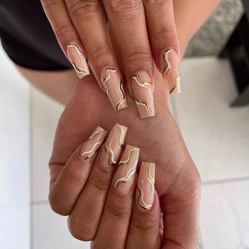 Kunstvolle Nagelverlängerungen mit elegantem Wellen-Design Karnz