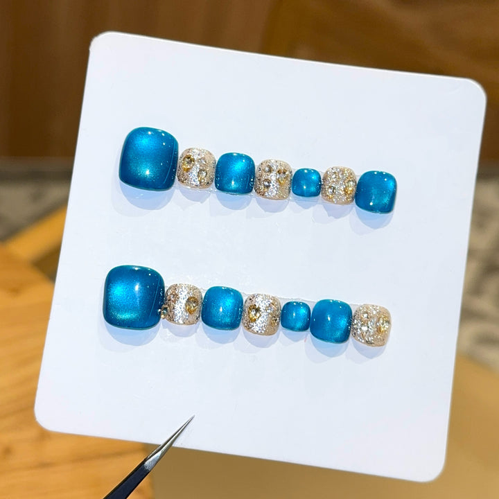 Kunstnagel Design mit Schimmernden Akzenten und Funkelnden Strassdetails Karnz