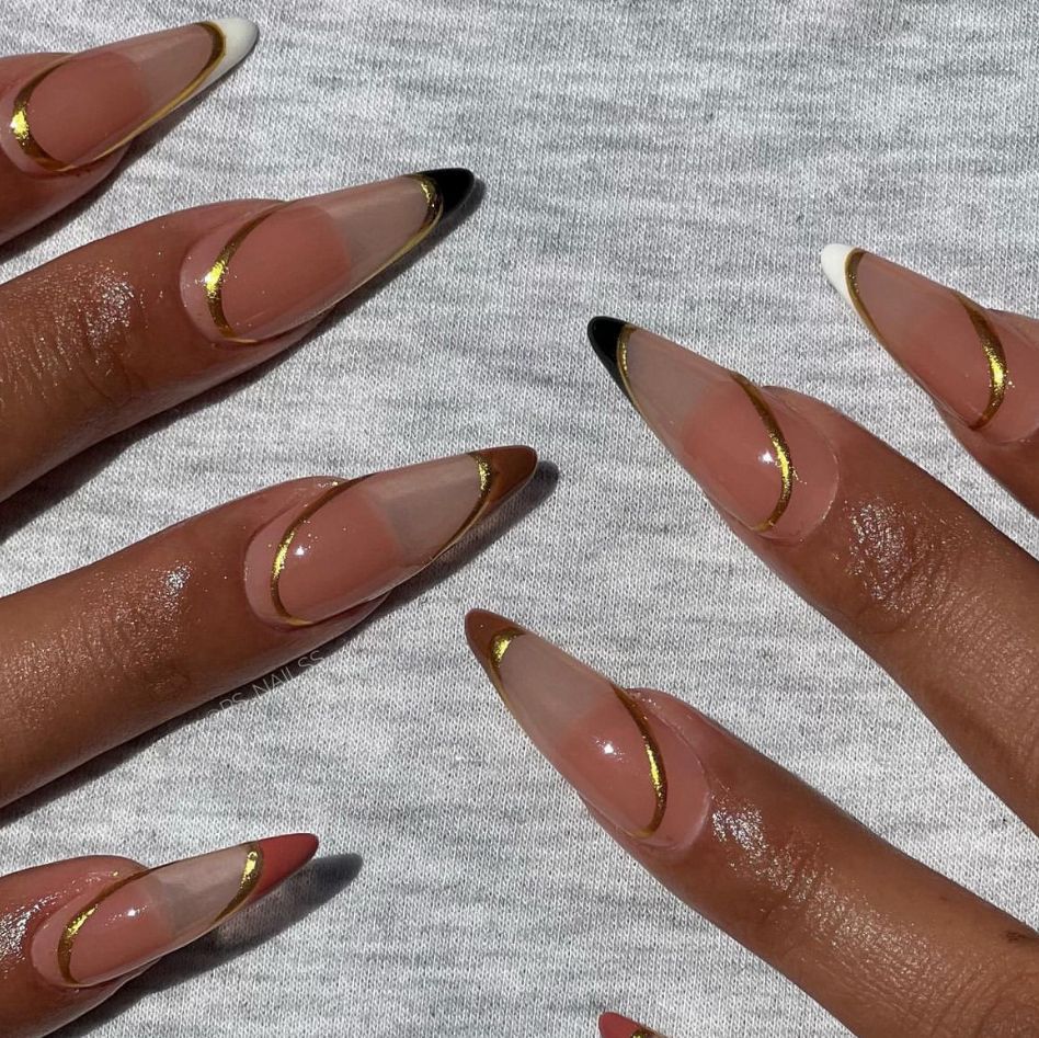 Elegante Stiletto Press-On Nagelset mit goldenen Akzenten