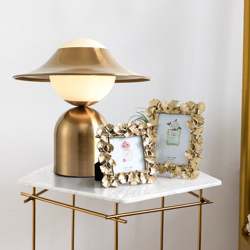 Moderne Schreibtischlampe mit einzigartigem Schirm