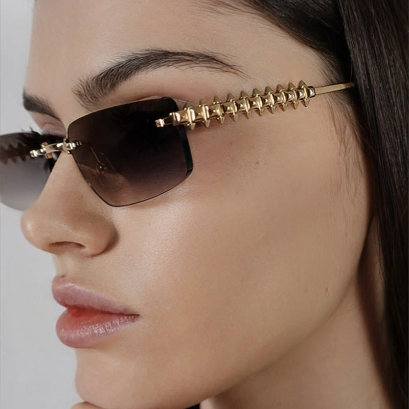 Damen modische Sonnenbrille mit einzigartigem und verzierendem Rahmen Karnz
