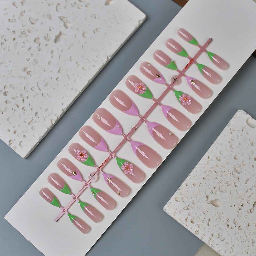 Eleganter mit Blumenakzenten verzierter Press-On-Nagelset Karnz