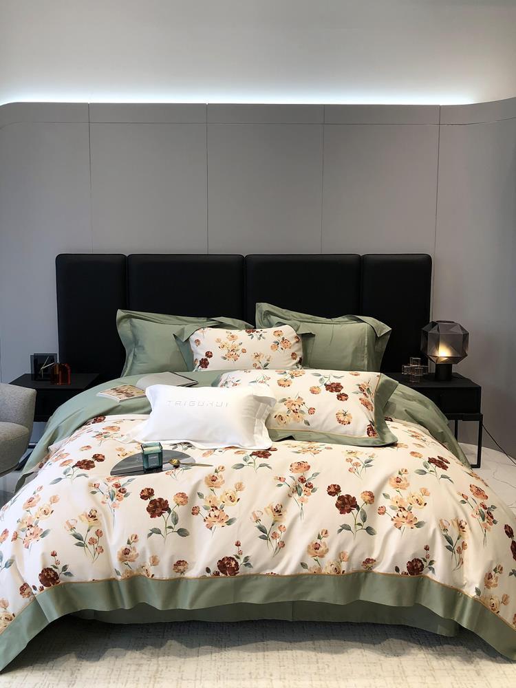 Premium-Satin-Bettbezug-Set mit zartem Aquarell-Blütenprint und eleganter Volantkante