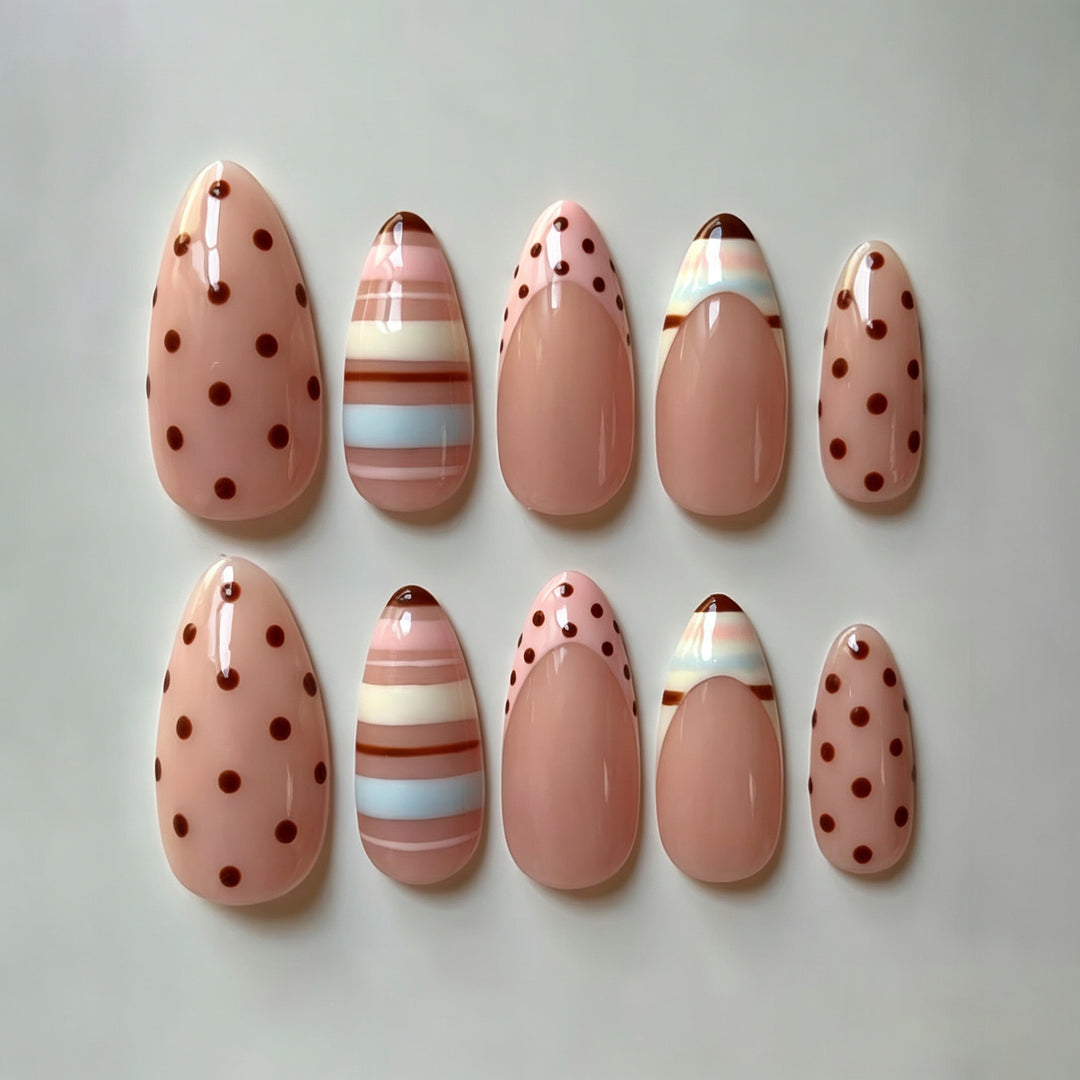 Dekoratives Druck-Nagelset mit Punkten und gestreiften Designs