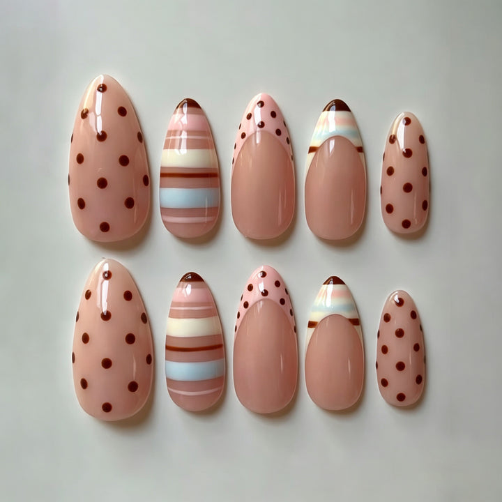 Dekoratives Druck-Nagelset mit Punkten und gestreiften Designs