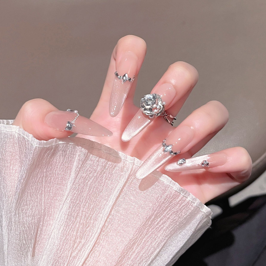 Luxuriöse glitzernde Stiletto-Nagelverlängerungen Karnz