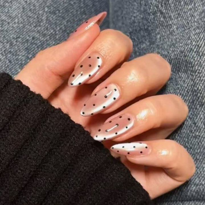 Elegante Nageldesigns mit Polka-Dot-Muster Karnz